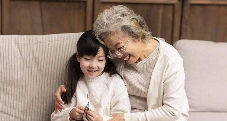 孝顺奶奶的小明（一个年轻人的感人故事）