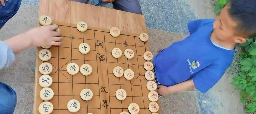 围棋局，情感落子（一盘棋牌，见证人生起伏）