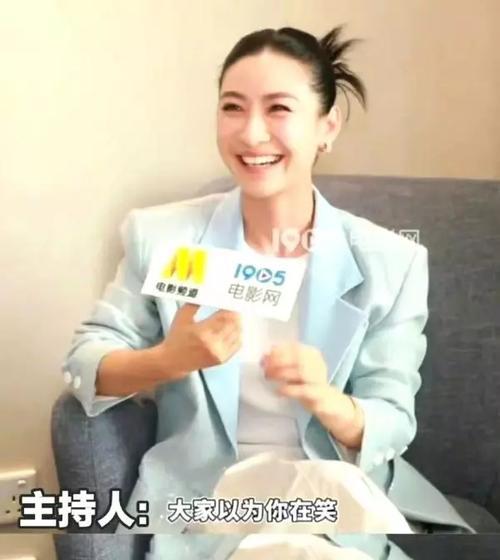以她笑了（一个女孩的微笑，带来无限温暖）