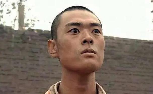 “好呀，我今天吃了一碗面条和一些青菜。”李明说着，他的眼神变得柔和起来，看上去很满足。