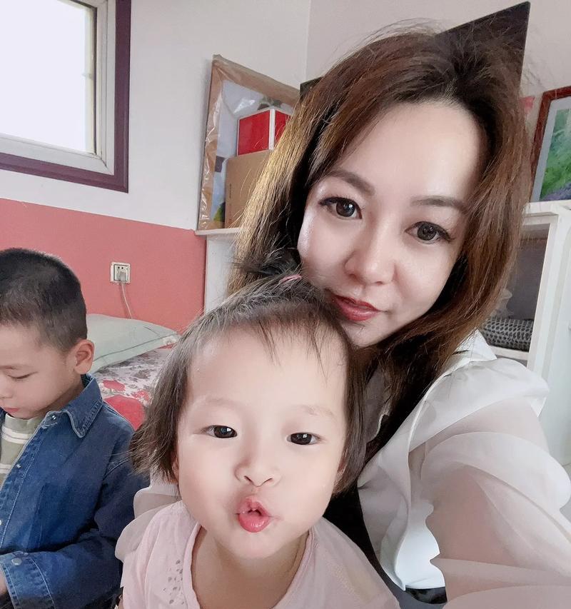 快乐成长的小女孩（以快快乐乐的方式应对生活挑战）