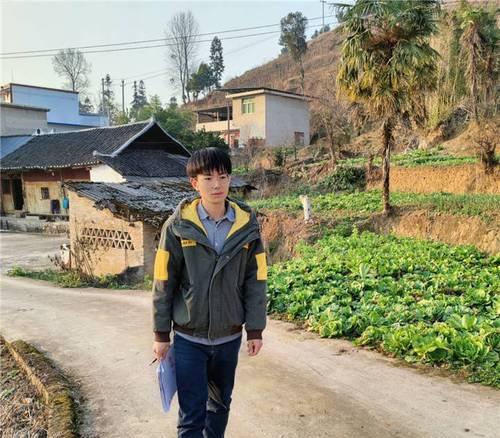 《走在青春的小路上》（一个年轻人的成长故事）