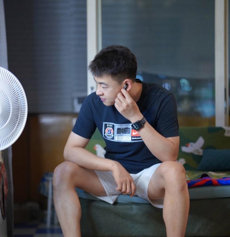 笑容背后的故事（一位爱笑的男生的成长之路）
