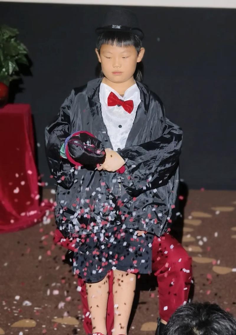 小魔术师的独特表演（掌控时间、诱导思维与巧妙转换）