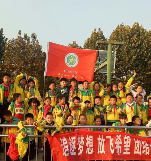 《坚持梦想，开启希望之门》（一位少年从迷茫到成长的故事）