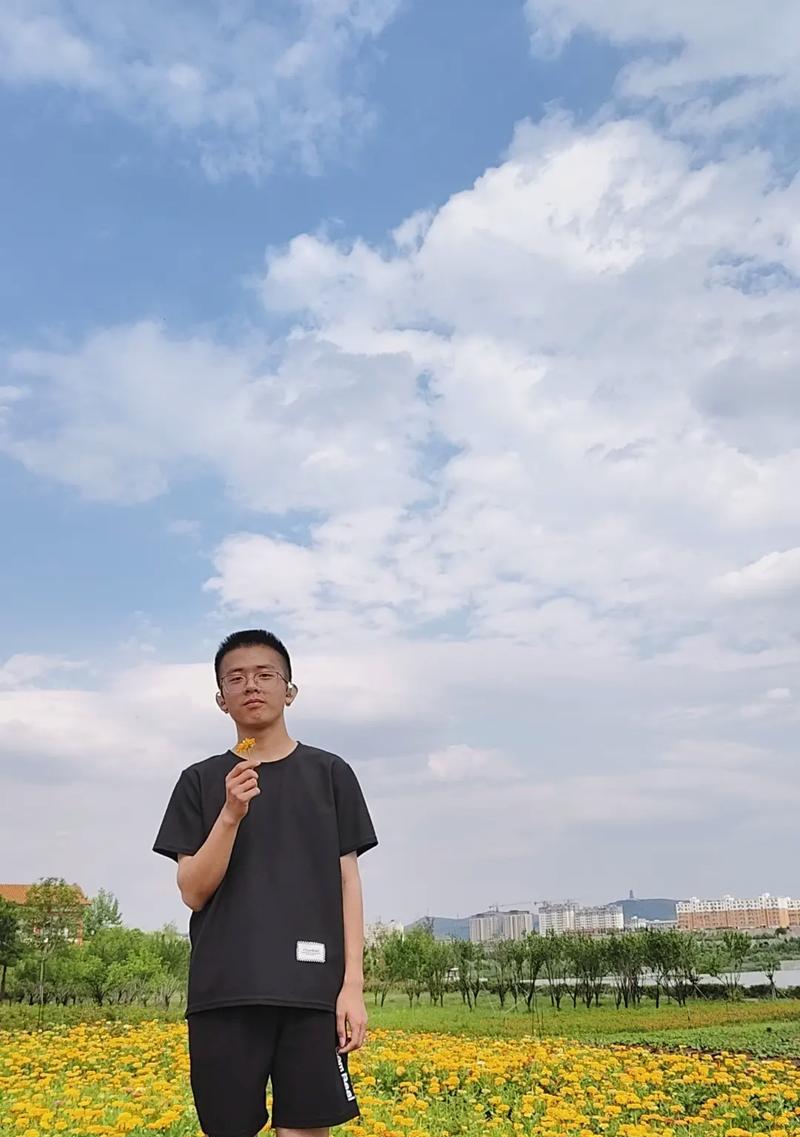青春路上的无悔选择（以愿青春无悔，勇敢向前迈进）